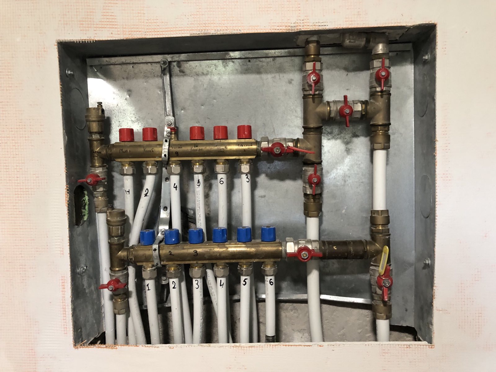 Сантехнічні роботи у трикімнатній квартирі 82м2 по вул. Трускавецька