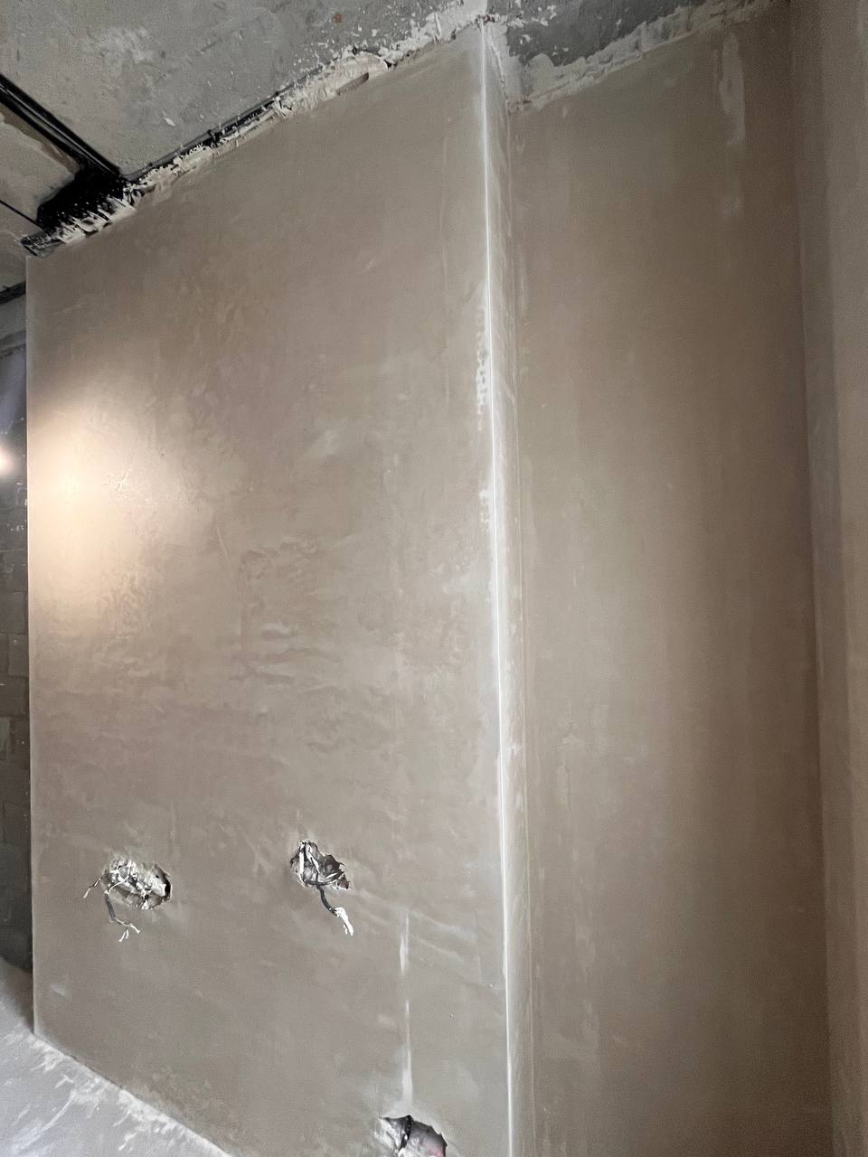 Гипсовая и цементно-песчаная штукатурка стен, выравнивание полов