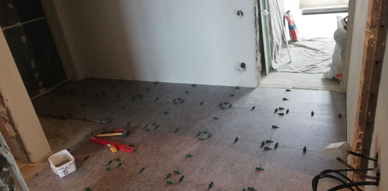 Плиточные работы в однокомнатной квартире 42м² в ЖК Республика