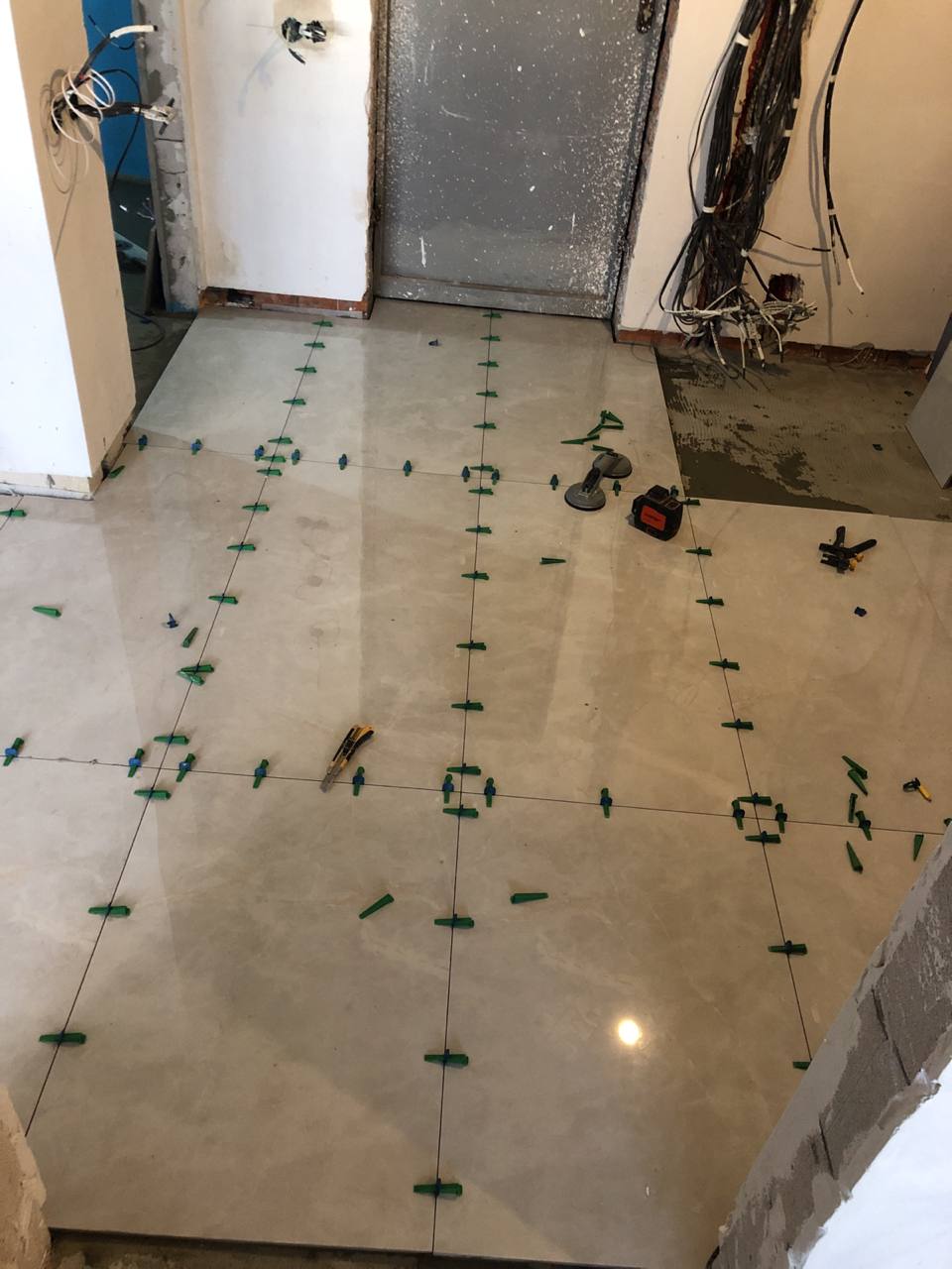 Плиточные работы в однокомнатной квартире 44м² ЖК River Stoun